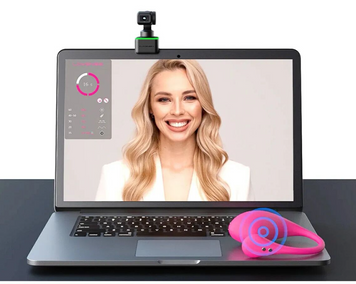 Lovense Webcam 4K на ноутбуці — AI вебкамера для стримінгу, інтерфейс програми на екрані