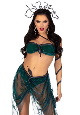 Жінка в костюмі Медузи від Leg Avenue, позуючи з характерними зміїними волоссям та вражаючим макіяжем