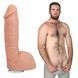 еалістичний фалоімітатор Doc Johnson Girthmasterr 8,5'' поруч з актором, що позує в трусах, для демонстрації реального розміру