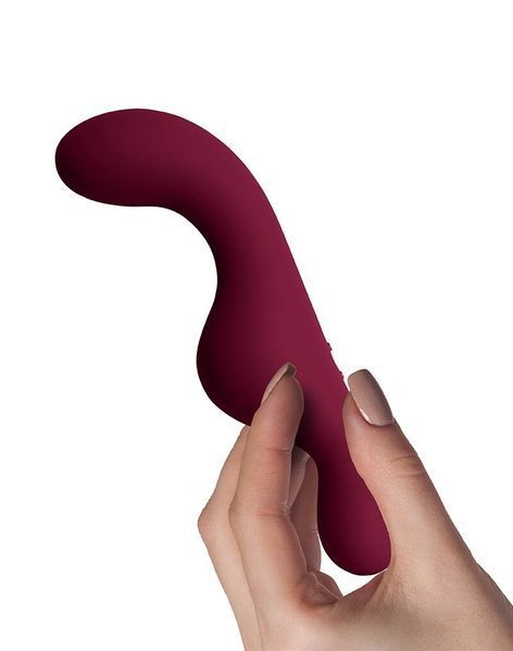 Гнучкий вібратор Ruby Glow Blush в руці &mdash; приємний на дотик