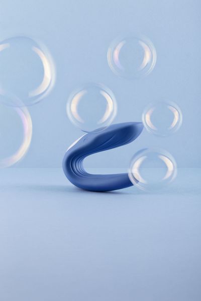 Вібратор для пар Satisfyer Double Whale на фоні мильних бульбашок &mdash; ніжність у кожному русі
