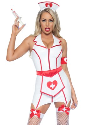 Жінка в костюмі медсестри Leg Avenue Vinyl ER Hottie утримує стетоскоп, стоячи поруч з лікарським столом.