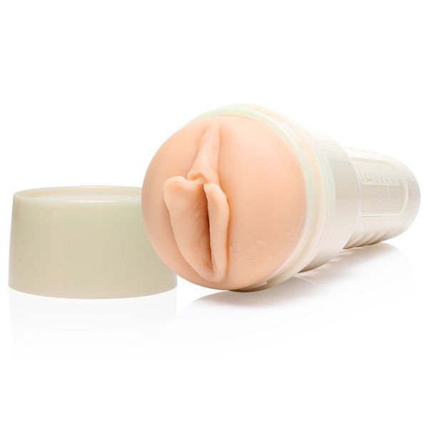 Вигляд мастурбатора Fleshlight з відкритою кришкою &mdash; анатомічна реалістика