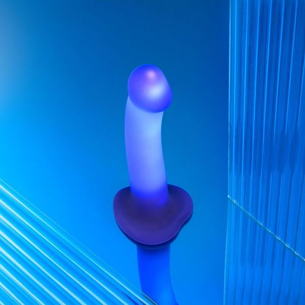 Постаментний кадр &mdash; Glow-LED M стоїть вертикально, демонстрація стабільної присоски