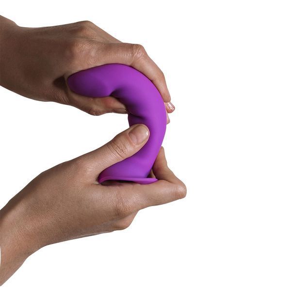 гнучкий фіолетовий ділдо Adrien Lastic Hitsens 6 у руках, демонстрація м&rsquo;якості та подвійної щільності Silexpan