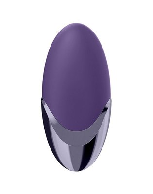 Зображено фіолетовий Satisfyer Lay-On Purple Pleasure - інноваційний ритмічний стимулятор, який забезпечує максимальну насолоду. З його допомогою ви зможете насолоджуватися сексуальними моментами і відкривати нові відчуття. Satisfyer Lay-On Purple Pleasur