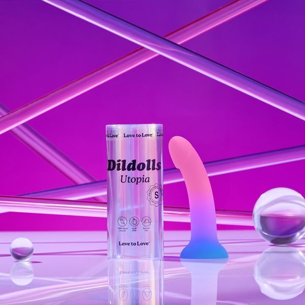 Постановочний кадр з коробкою: градієнтний силіконовий ділдо Dildolls Utopia з базою-присоскою; вигин під G-spot/P-spot для хендс-фрі сценаріїв