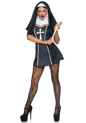 Зображення молодої жінки, яка одягнена у костюм черниці Leg Avenue Naughty Nun, стоїть перед фоном каміння.