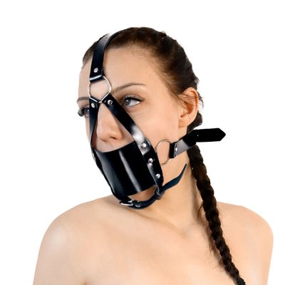 Кляп-маска Art of Sex - Slave на жінці, готова до нових еротичних пригод.