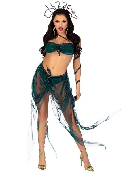 На фотографії зображена жінка, одягнена в еротичний костюм Медузи, що майстерно поєднує елементи спокушання та міфології. Її довге зелене волосся, яке нагадує хвилі змій, додає образу містичності, а золотистий макіяж підкреслює загадковість погляду